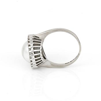 RING, med odlad pärla och briljantslipade diamanter totalt ca 0,36 ct, Markströms, Uppsala, 1971.