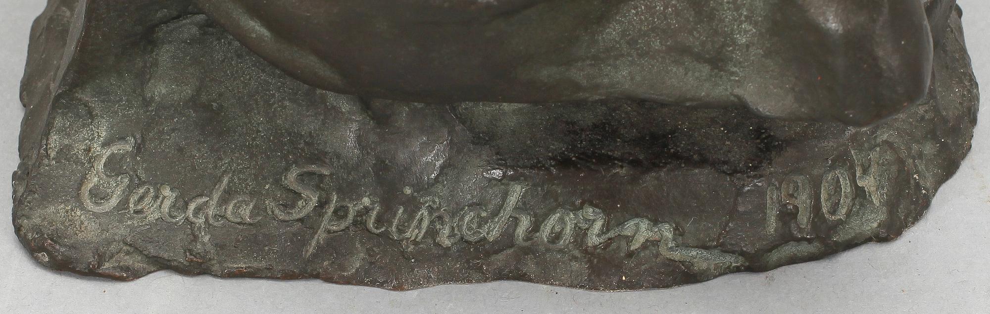 GERDA SPRINCHORN, brons, sign o dat 1904 i godset. Gjutarmärkning FK.