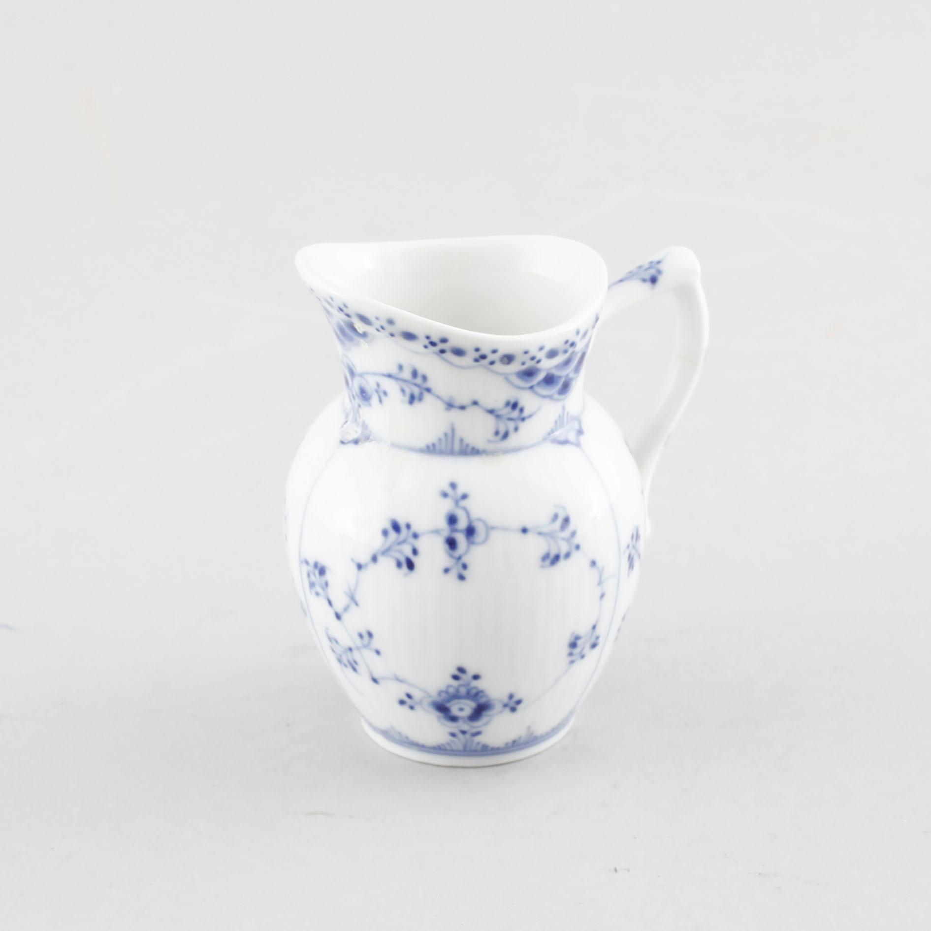A porcelain coffee set of 29 pcs, 'Musselmalet', Royal Copenhagen, Denmark, first half of the 20th century.