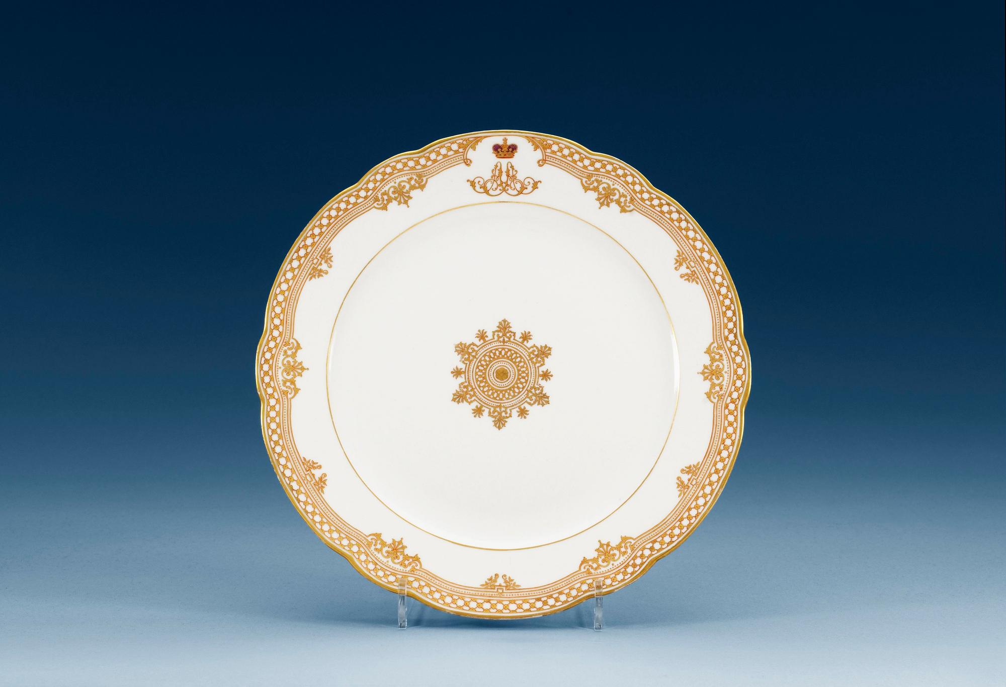 TALLRIK, porslin. Kejserliga porslinsmanufakturen, S:t Petersburg, Alexander II period (1855-81).