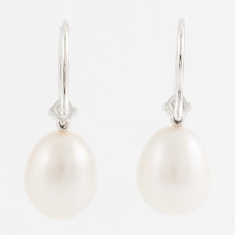 Earrings, 18K white gold with oval pearls and brilliant-cut diamonds.