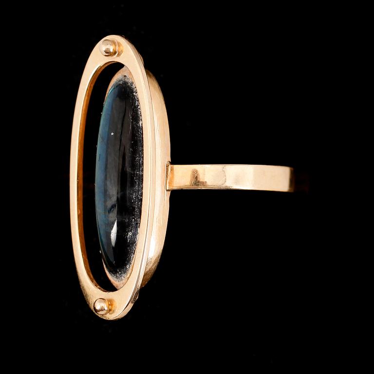 RING, 18K guld och mörk sten, Finland 1963. Total vikt ca 5 g.