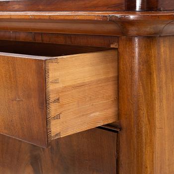 A mahogany veneered chest of drawers, 19th Century.