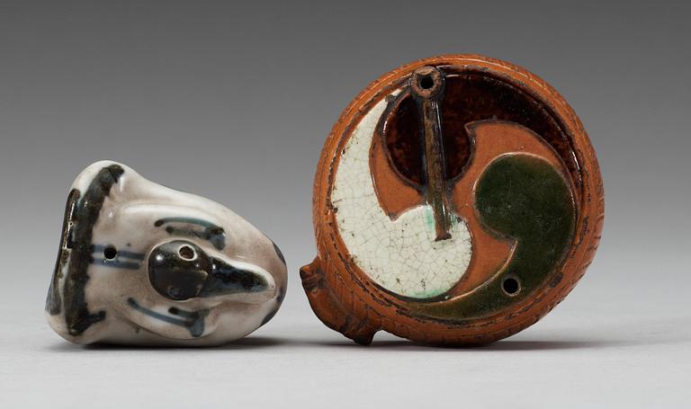 VATTENDROPPARE, två stycken, keramik. Japan/Korea, 1800-tal.