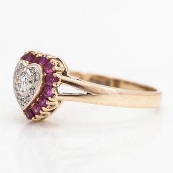 Ring, i form av hjärta, 14K guld, diamanter ca 0.15 ct totalt och rubiner, London 1996.