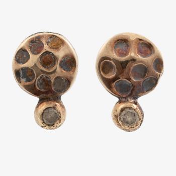 Örhängen, ett par, silver guld och små diamanter, "Comet Uno Brill Earsticker", by Birdie.