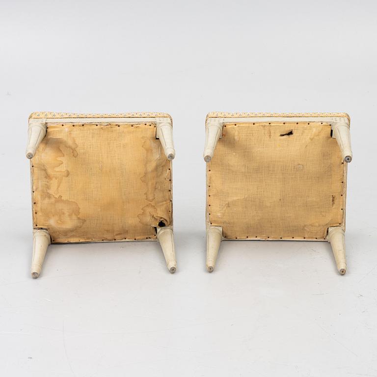 Taburetter, ett par, gustavianska, omkring 1800.