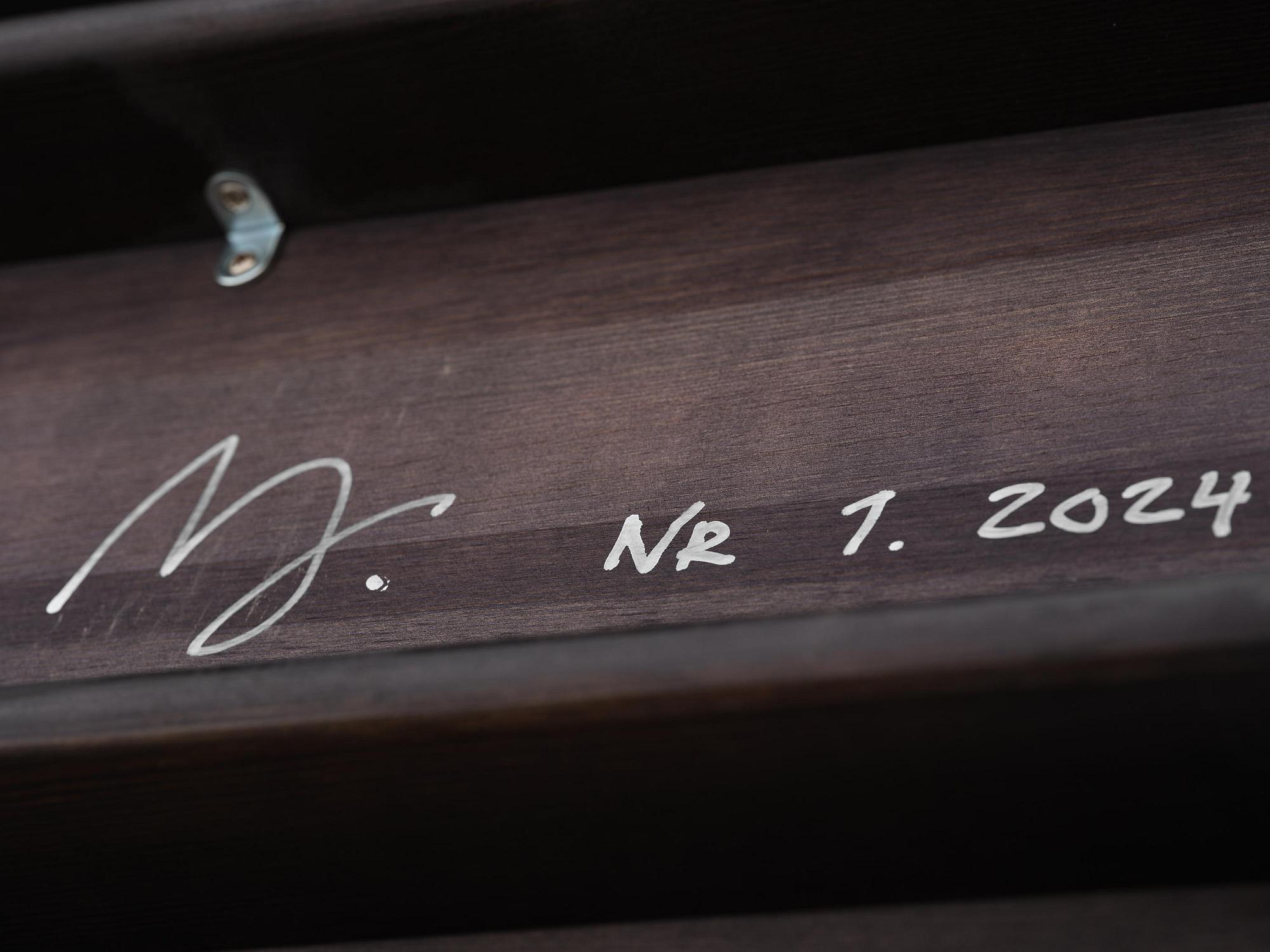 Mathieu Gustafsson, skåp, prototyp, "Tecknaren", utfört av snickarmästarna Markus Karlbom & Hannu Hietamäki, Burhult, 2024.