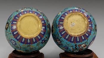 A pair of cloisonné vases, Qing dynasty (1644-1912).
