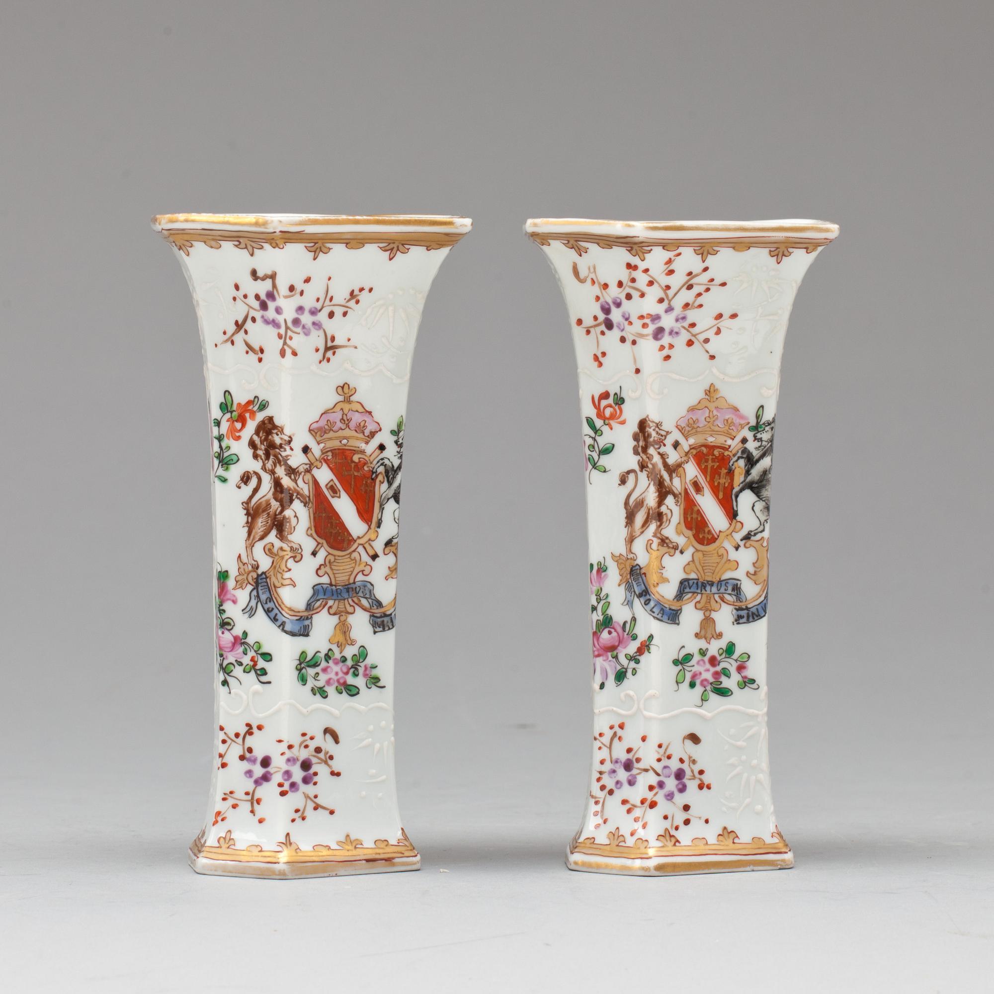 LOCKURNOR, 3 st och VASER, ett par, porslin, troligen Samson, 1900-tal.