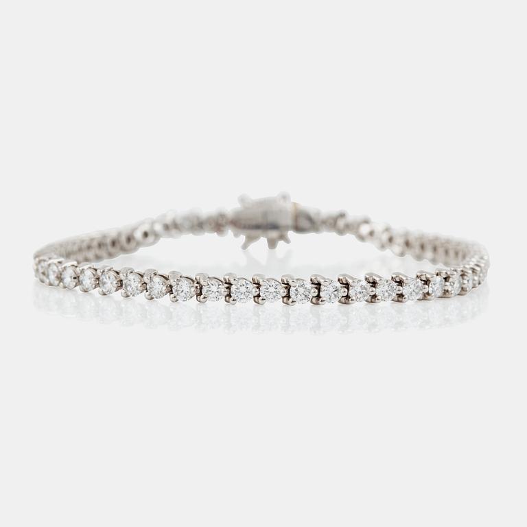 ARMBAND, Tiffany & Co, med briljant-och navetteslipade diamanter, ca 5 ct totalt.
