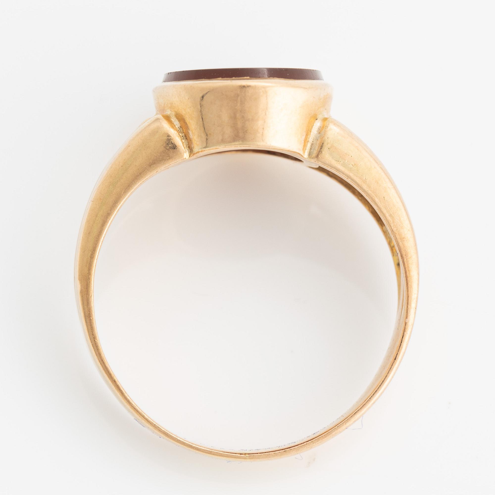 Klackring. 18K guld med slät karneol.