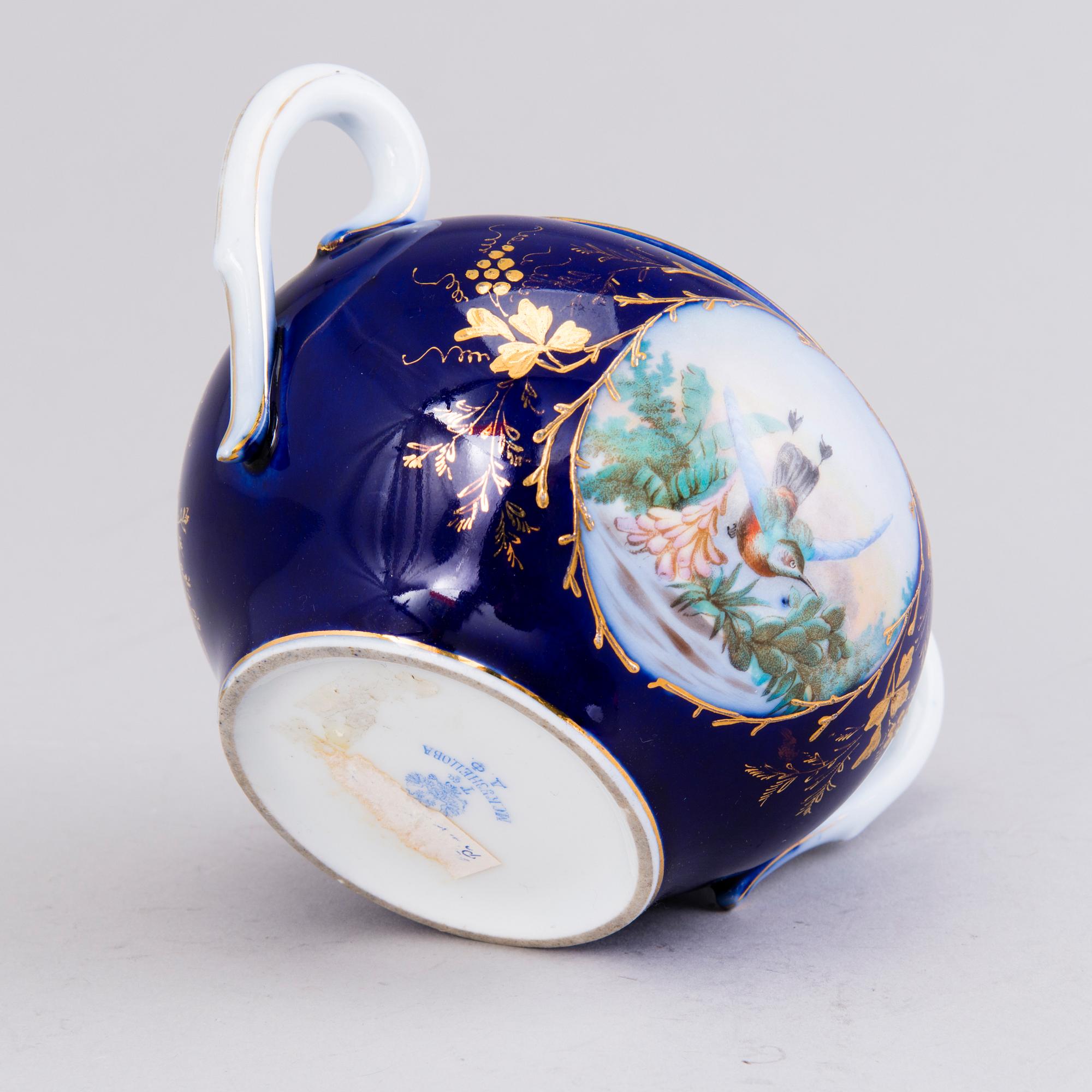 A 10-piece Kuznetsov porcelain tea set, Russia 1892-1917.