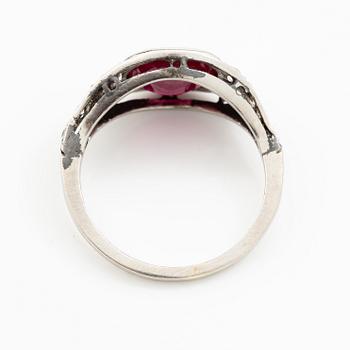 Ring platina med en fasettslipad rubin samt gammal- och åttkantslipade diamanter.