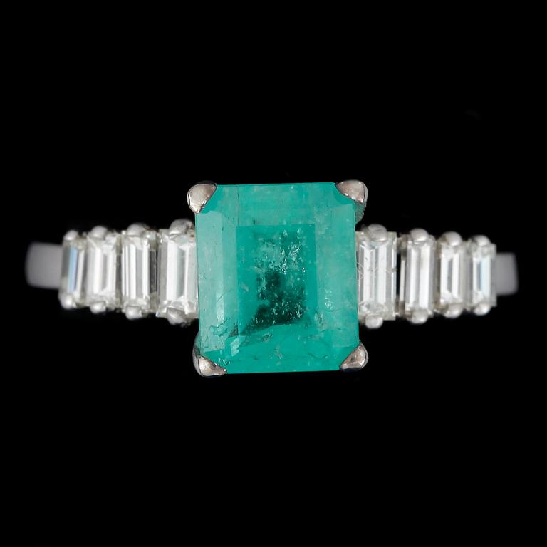 RING, 18k vitguld med smaragd ca9x6mm och baguettslipade diamanter. Vikt 5g.