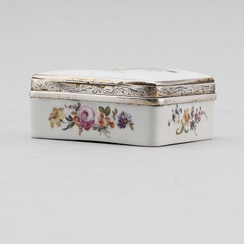 DOSA, porslin och silver, omkring år 1800.