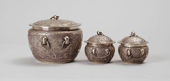 BURKAR med LOCK 3 st. Metall. Kina. 1900-tal.