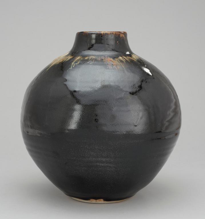 A Bo Lundaahl stoneware jar, Munsö, Sweden 1990's.