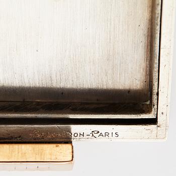 Boucheron puderdosa silver med fasettslipade rubiner.