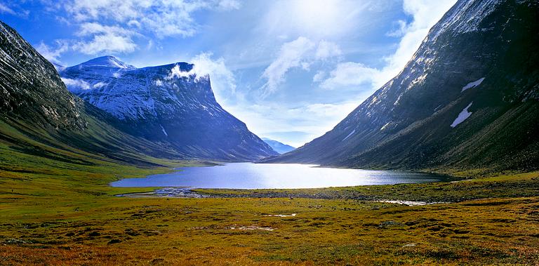 FOTOGRAFI, "Övre Njoatsosvagge i Sarek, September". Ur serien Lapplands fjällvärld av Claes Grundsten. Skänkt av konstnären.