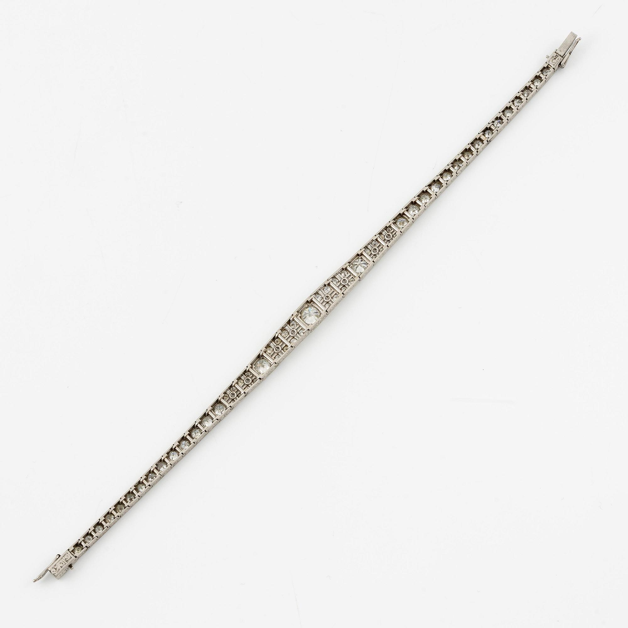 A bracelet in platinum with old- and round brilliant-cut diamonds.
