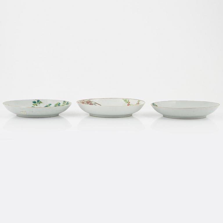 Fat, tre stycken, porslin. Kina, 1900-tal.