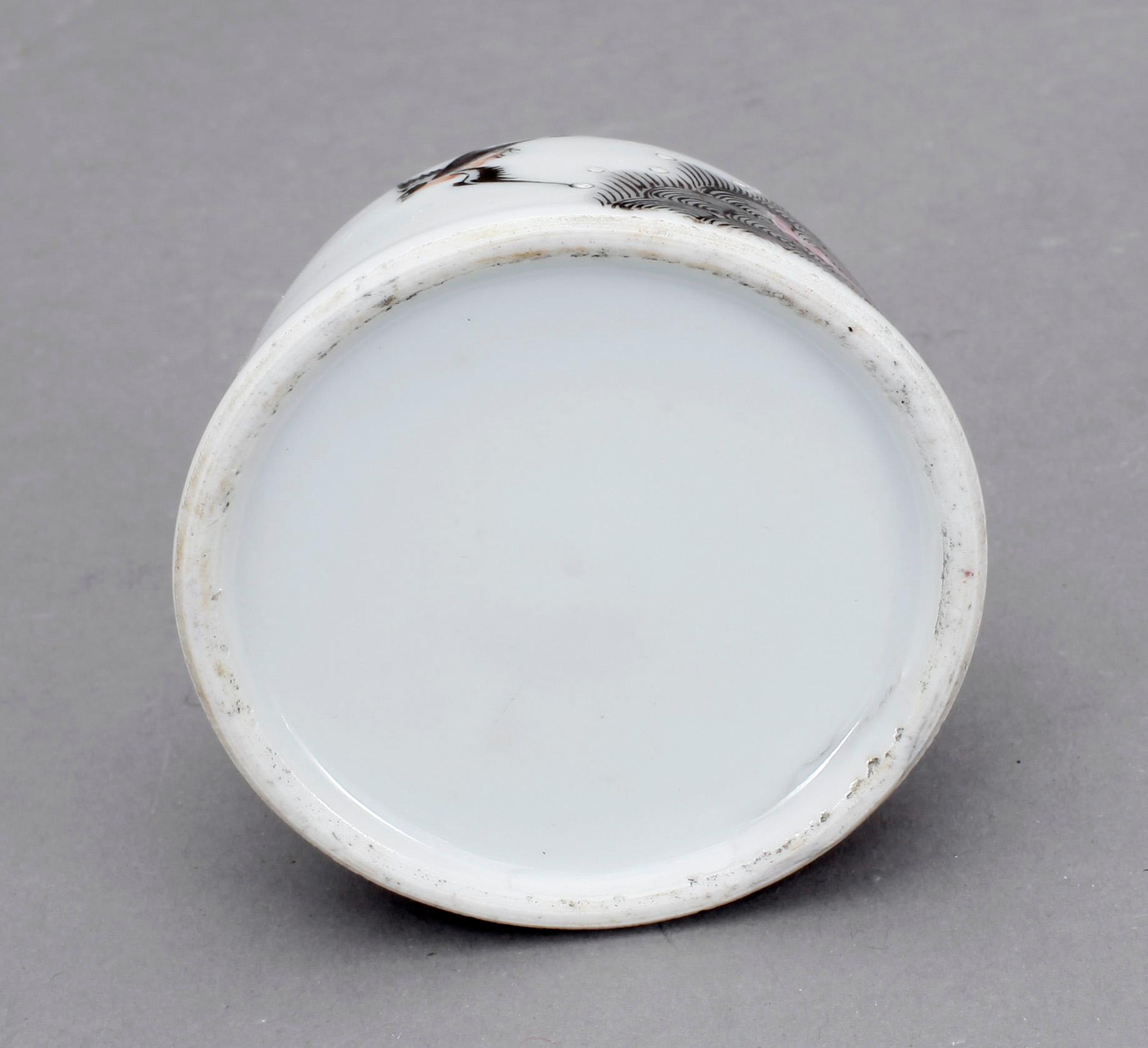 KOPP PÅ FAT samt BLÄCKSTÄLL, porslin, Kina, 1700-tal och sekelskiftet 1800/1900-tal.