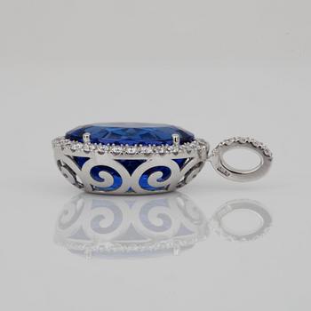 HÄNGE med tanzanit ca 12.00 ct samt briljantslipade diamanter, totalt 0.85 ct.