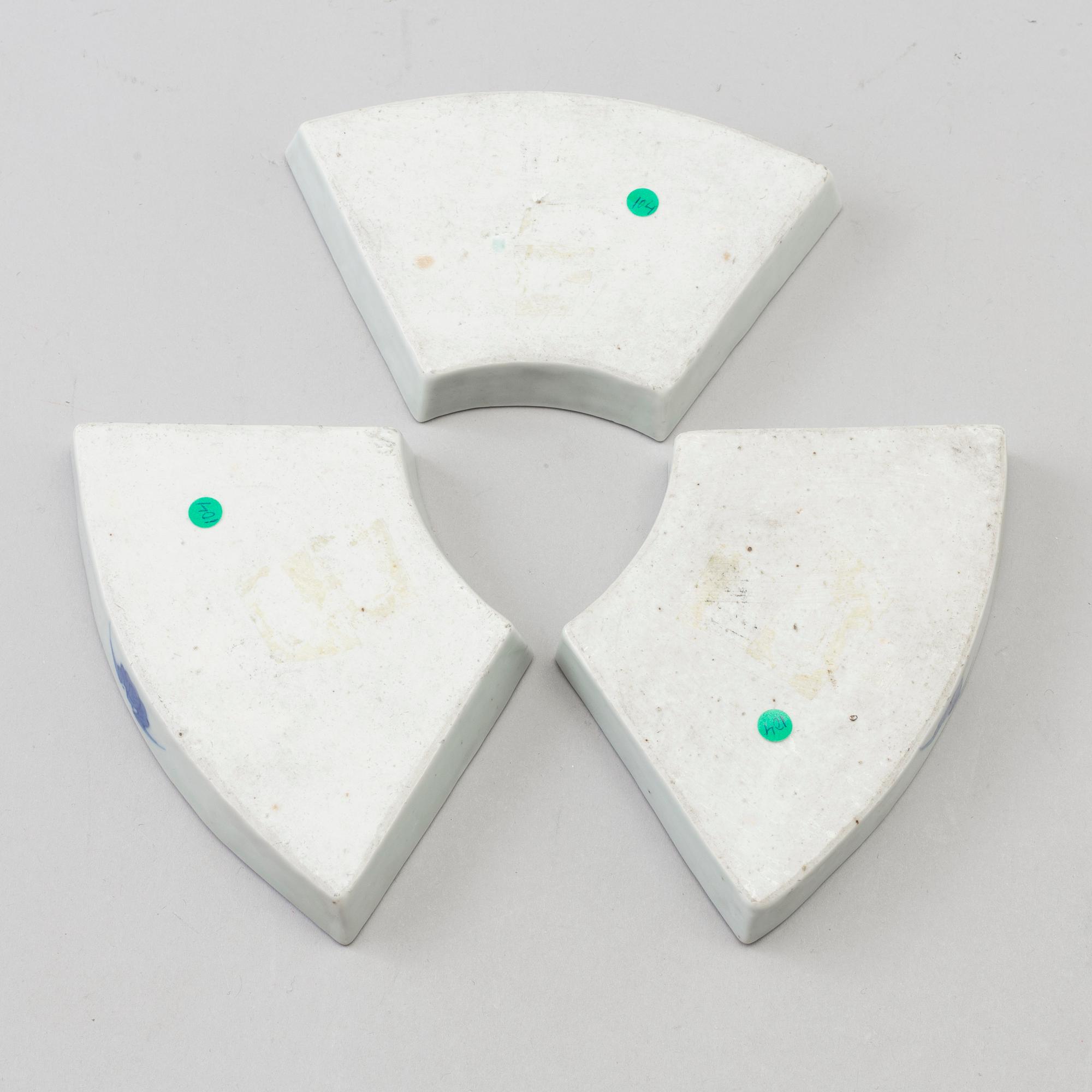 CABARETBRICKOR, tre stycken, porslin. Qingdynastin, sent 1800-tal.