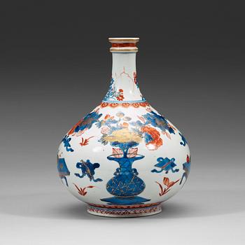 454. An imari porcelain apothecary bottle, Qing dynasty, Kangxi (1662-1722).