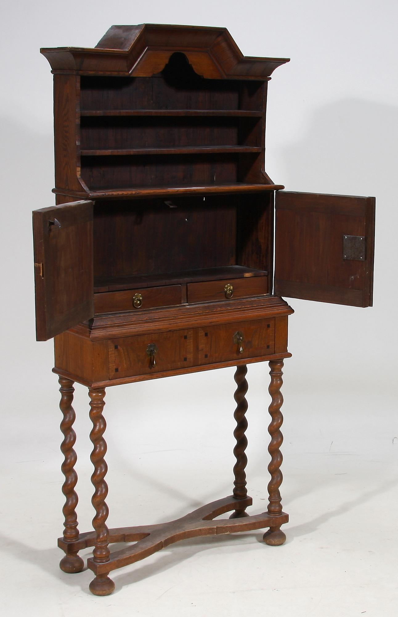 HÄNGSKÅP PÅ BENSTÄLLNING, 1700-tal.