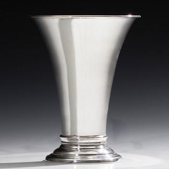 BÄGARE, sterling silver, svenska importstämplar 2004. Vikt 302 g.