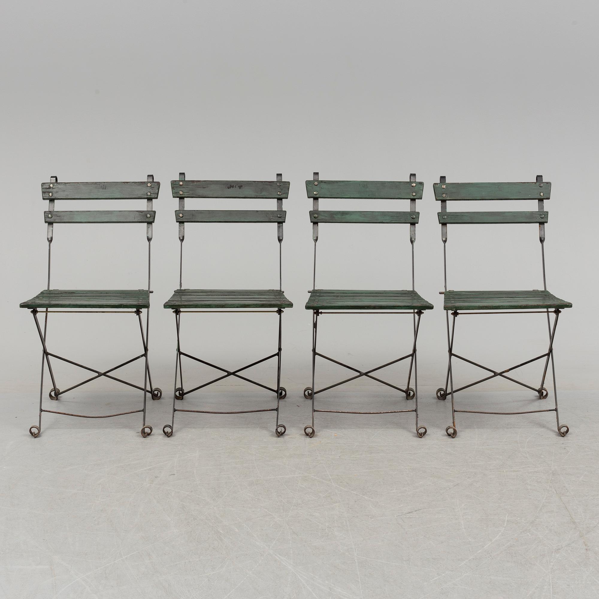A Garden table and 4 chairs 20th century.