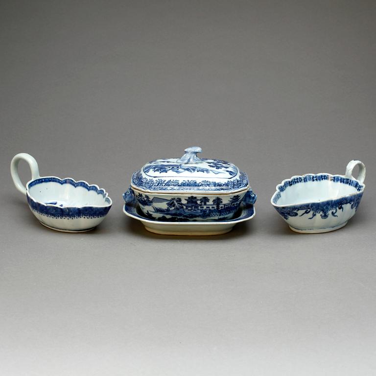 SMÖRTERRIN MED FAT SAMT 2 SÅSSNIPOR, porslin, bla Qianlong, Kina 1700-1800-tal.