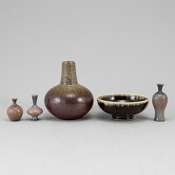 SVEN WEJSFELT, four stoneware vases and a bowl from Gustavsberg Studio, 1977-85.