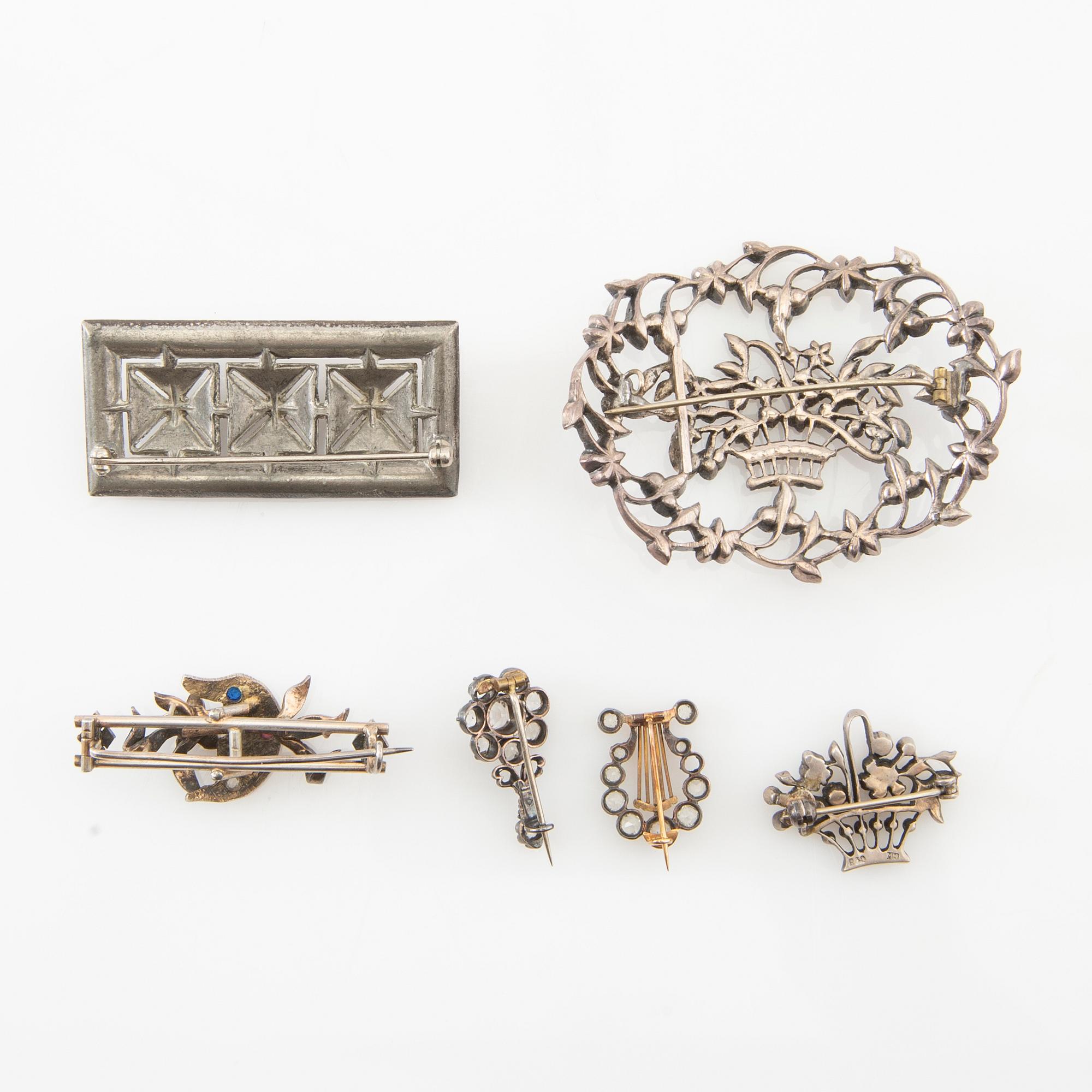 Broscher 6 st med ädelstenar och strass, 1900-talets första hälft.