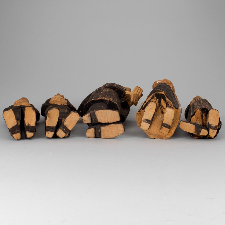 AXEL PETERSSON DÖDERHULTARN, Skulpturgrupp, "Bröllop", bestående av 5 figurer, snidad och delvis bemålat trä.