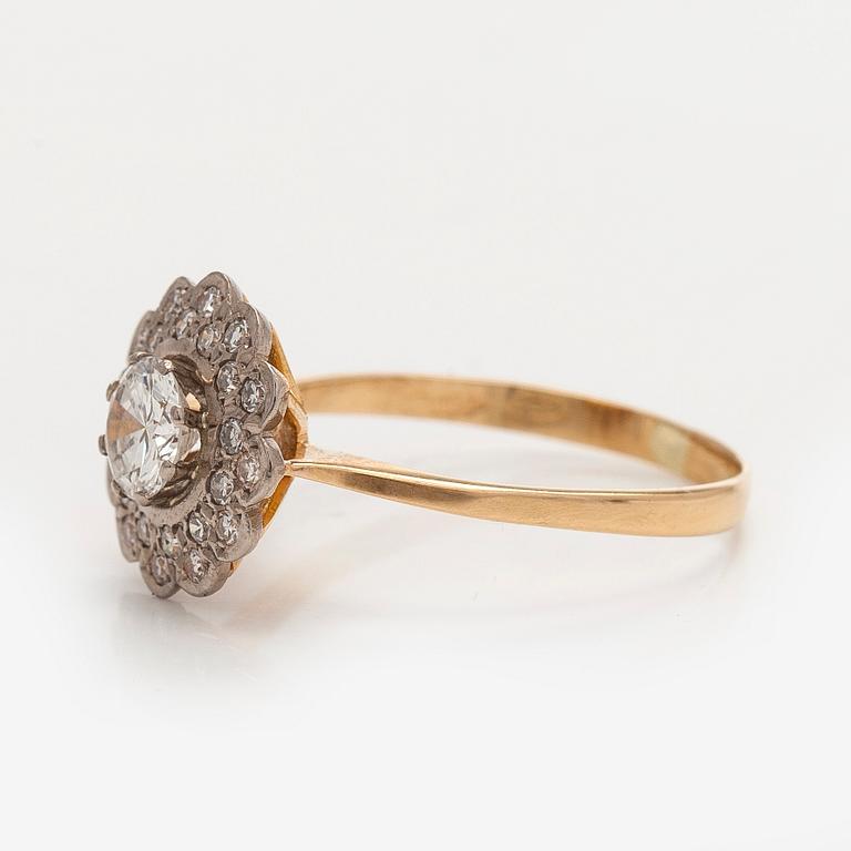 An 18K gold carmosé ring with brilliant cut diamond and octagon-cut diamonds.