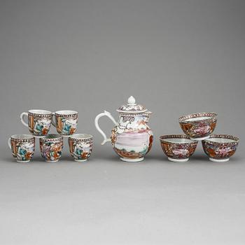 DOCKSERVISDELAR, 9 st, porslin, Qingdynastin, Qianlong (1736-95).