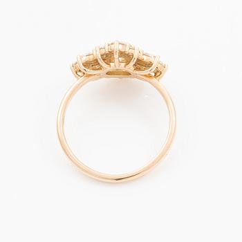 Ring 14K roséguld i form av blomma med briljantslipade och markisslipade diamanter.