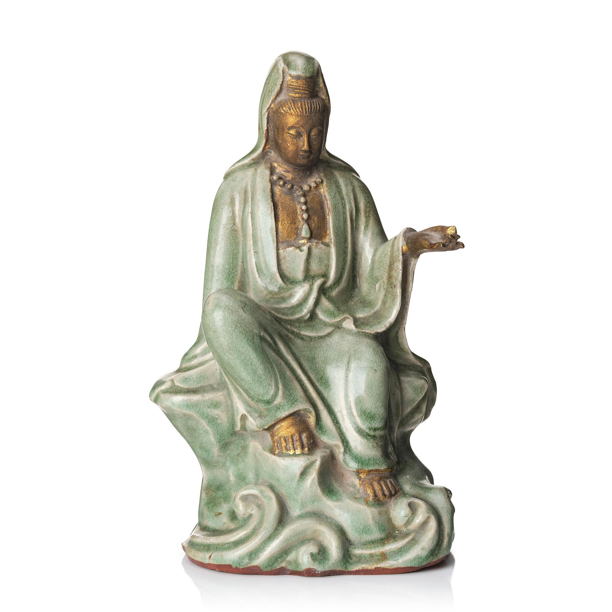Guanyin, keramik. Troligen Longquan, Mingdynastin 1600-tal.