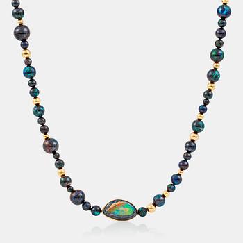 1265. A necklace with beads of boulder opals, Ø 17.3-5.3 mm and gold beads. Made by Gaudi, Stoclkholm 1989.