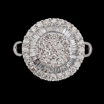RING, 18K vitguld, diamanter tot ca 0.78 ct.