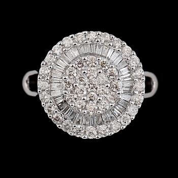 RING, 18K vitguld, diamanter tot ca 0.78 ct.