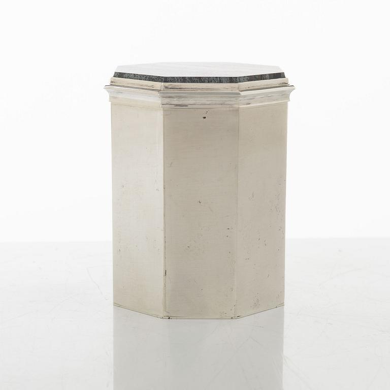 Atelier Borgila, burk med lock, sterling silver och järnmalm, Stockholm 1978.