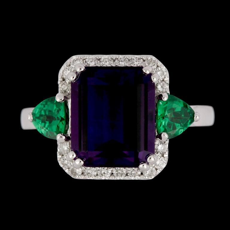 An amethyst, 4.85 cts, tsavorite, app. 1 ct and brilliant cut diamond ring, tot. 0.27 cts.