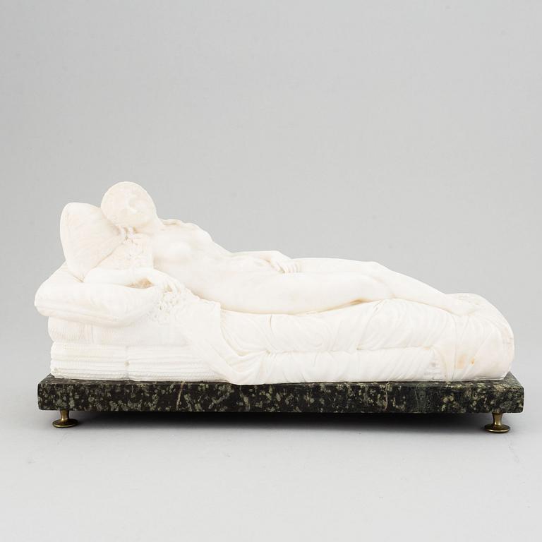 Tizian, efter. Skulptur. Osign. Alabaster. Längd 36,5 cm. Höjd 19 cm.