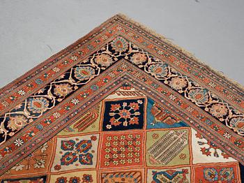 Matta, semiantik Keshan Motachem, ca 292-297 x 220-236 cm (samt en kortsida med 0,5-1 cm slätväv).