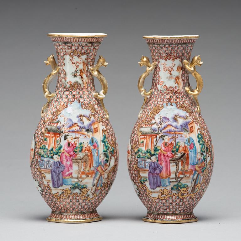 A pair of famille rose vases, Qingdynastin, Qianlong (1736-95).