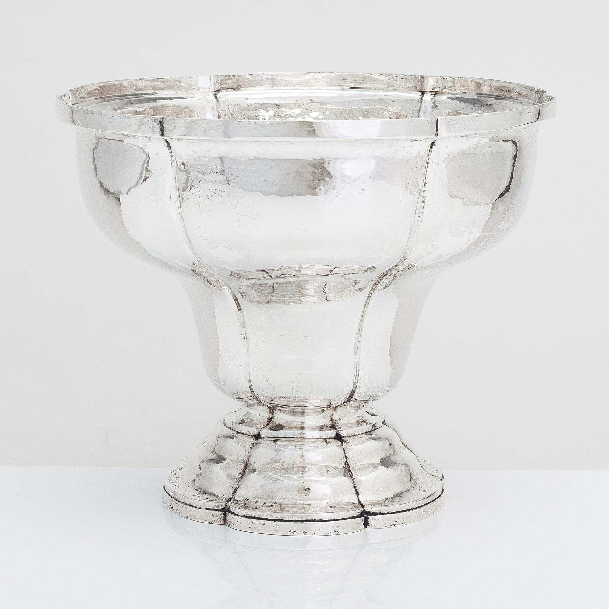 An early 20th-century silver bowl, maker's mark of L. Neresheimer & Co, Hanau, Germany .